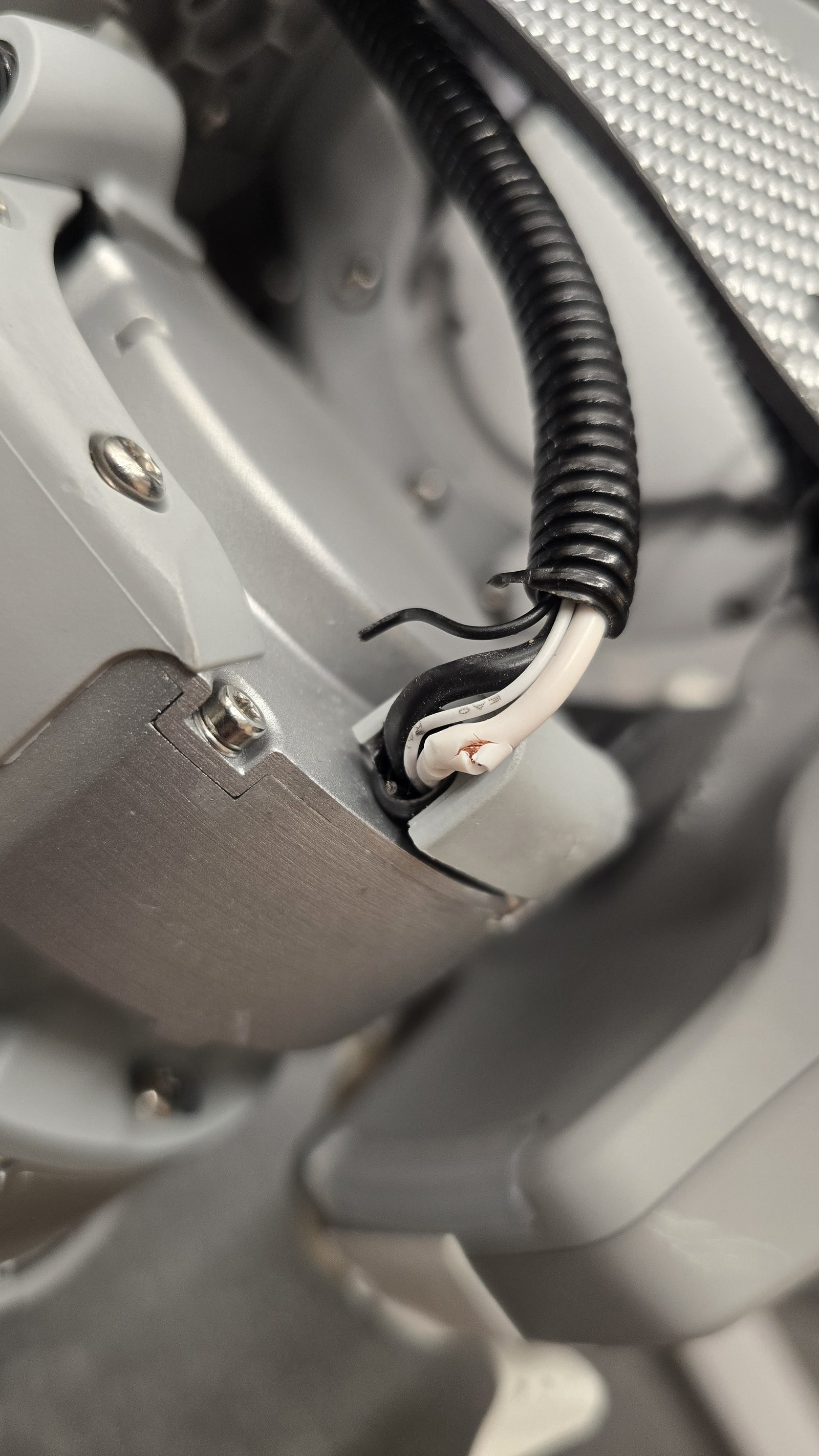 Severed cable in the front-right leg